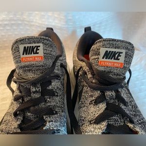 Nike FLY KNIT MAX Sz 6